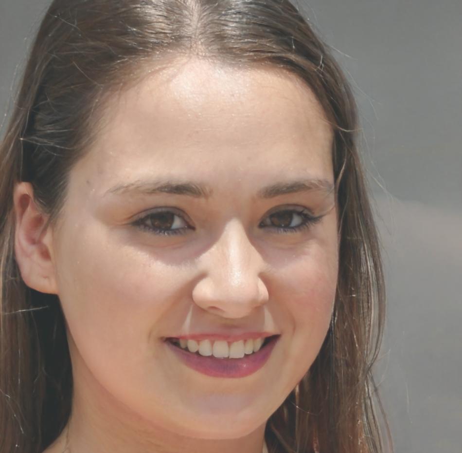 笑顔で話す女性の写真