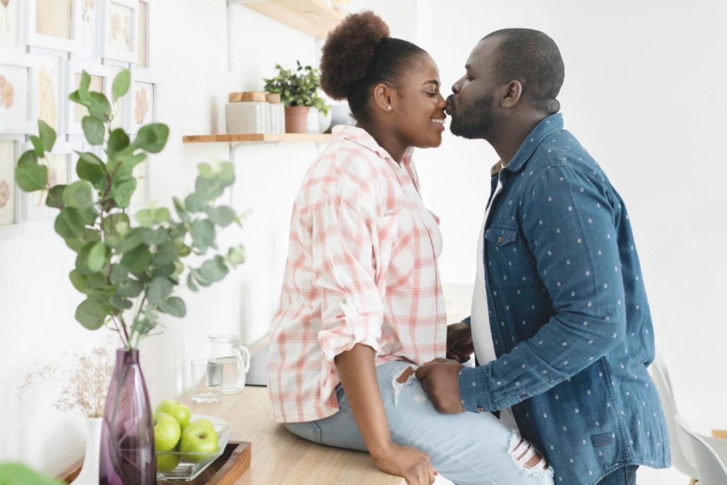 グループ活動で参加者同士が協力している場面